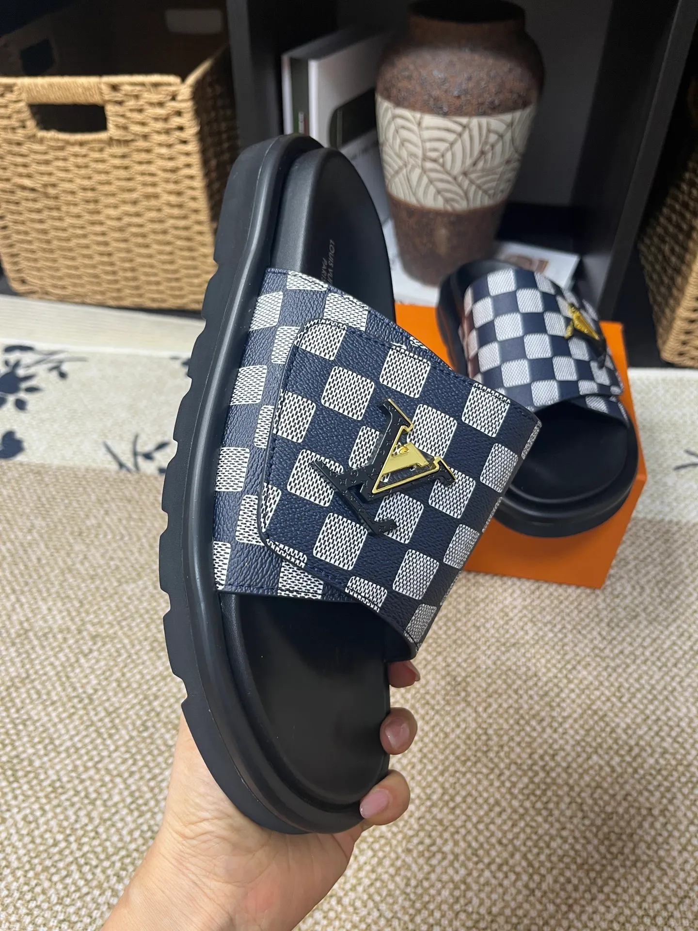 P340 [New Style] [LOUIS VUITTON] Louis Vuitton, LV printing, men's and women's slippers are now on the market, packed in drawer boxes with cloth bags and cards, the upper pattern looks very soft and waxy, and is a super versatile leg slimming tool. Fabric: imported denim/canvas/old fabric, LV hardware LOGO, official website pattern printing, comfortable to wear, feet: high-elastic PU water table. Sole: foam sole, heel height: about 5cm. Code number: 35-46, 35, 45, 46 are custom-made and non-returnable. Color: multiple colors and styles available.